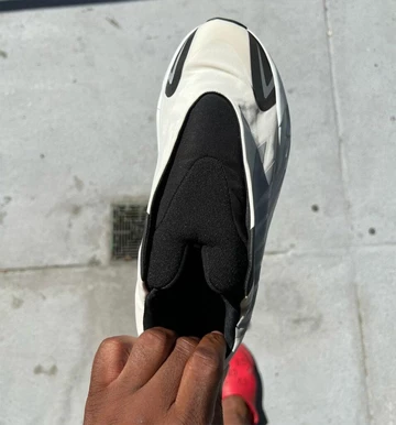 Yeezy 700 MNVN Laceless Analog