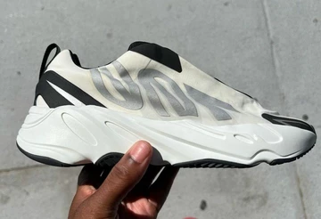 Yeezy 700 MNVN Laceless Analog