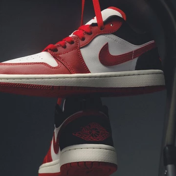 Jordan 1 Low Reverse Black Toe