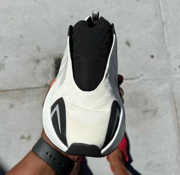 Yeezy 700 MNVN Laceless Analog