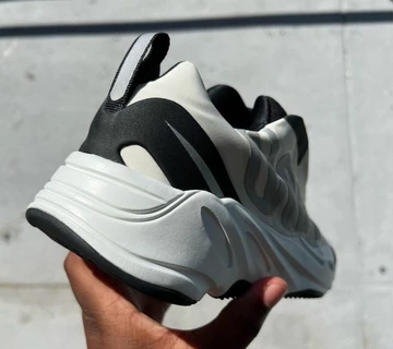 Yeezy 700 MNVN Laceless Analog