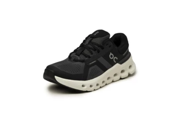 On Running Cloudrunner 2 Eclipse leicht schräg von vorne