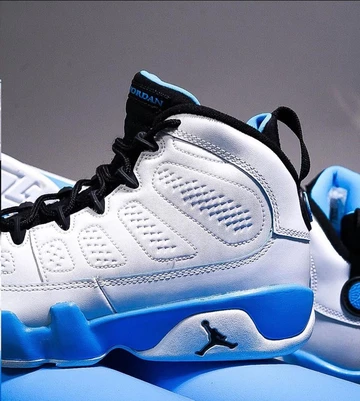 Jordan 9 Powder Blue Lookbook von der Seite
