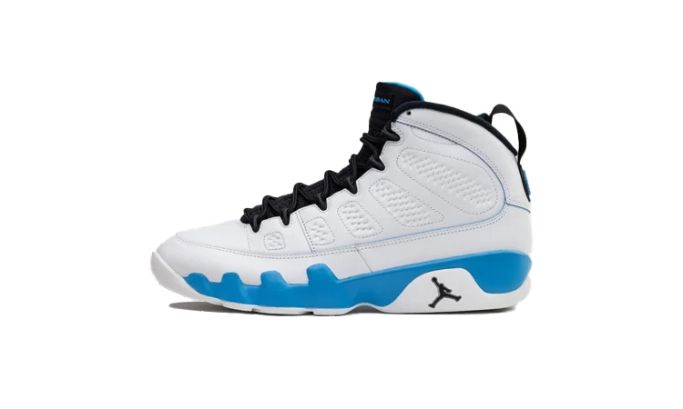 Der Jordan 9 Powder Blue von der Seite auf weißem Hintergrund