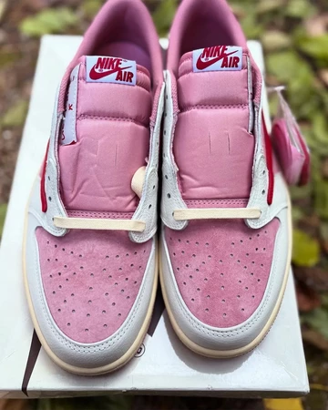 Travis Scott x Jordan 1 Low Muslin Shy Pink von oben