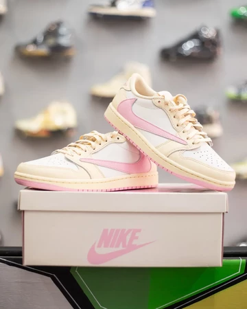 Travis Scott x Nike Air Jordan 1 Low Sail Shy Pink Paar Mood