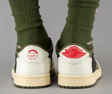Travis Scott Jordan 1 Low Medium Olive am Fuß von hinten