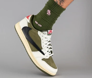 Travis Scott Jordan 1 Low Medium Olive am Fuß Außenseite