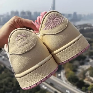 Travis Scott x Nike Air Jordan 1 Low Sail Shy Pink Fersen
