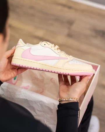 Travis Scott x Nike Air Jordan 1 Low Sail Shy Pink Außenseite 2