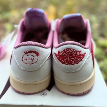 Travis Scott x Jordan 1 Low Muslin Shy Pink von hinten