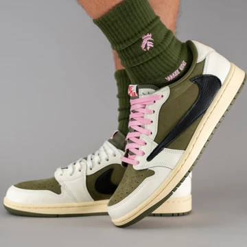 Travis Scott Jordan 1 Low Medium Olive am Fuß Außenseite schräg