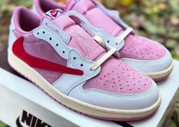 Travis Scott x Jordan 1 Low Muslin Shy Pink schräg
