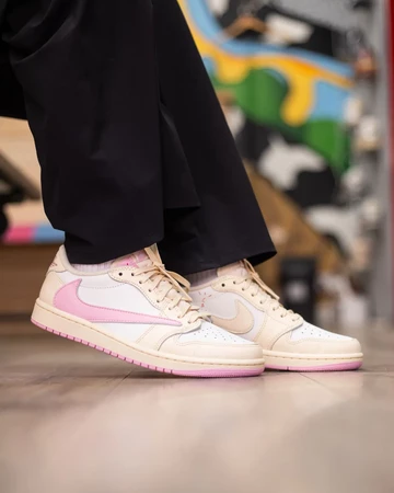 Travis Scott x Nike Air Jordan 1 Low Sail Shy Pink Mood getragen