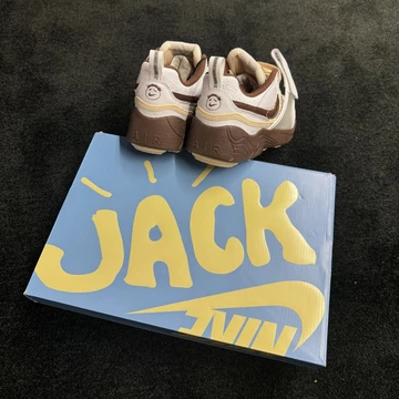 Travis Scott x Nike Zoom Field Jaxx Light Chocolate Paar und Karton