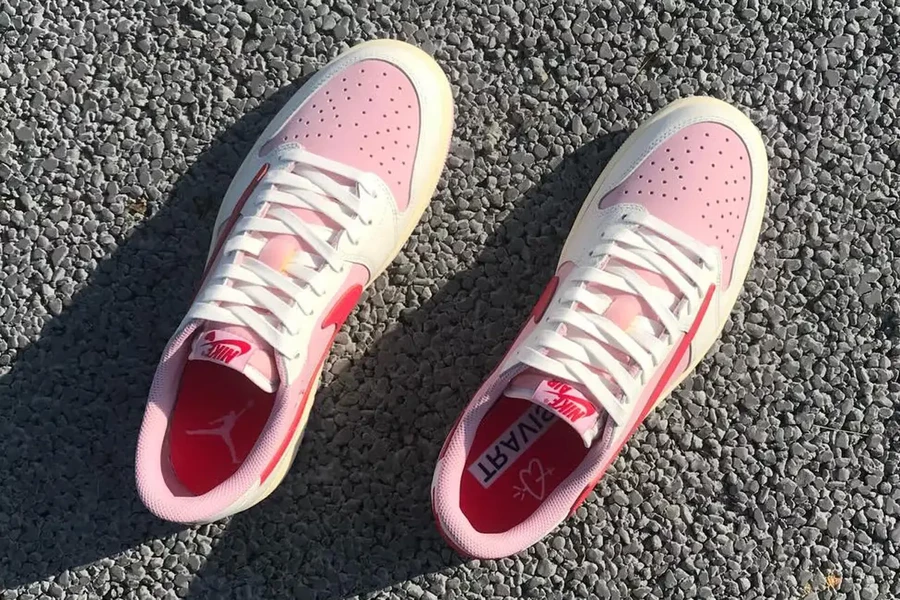 Travis Scott x Jordan 1 Low Muslin Shy Pink IQ7604-100 | Dead Stock