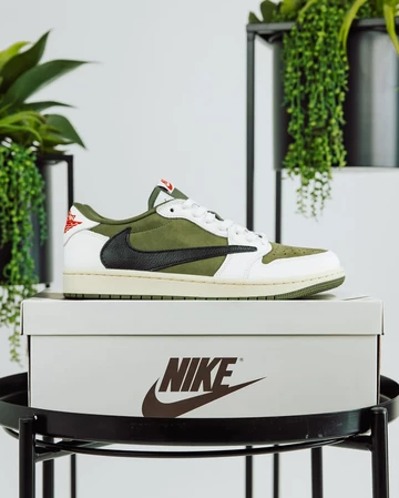 Travis Scott Jordan 1 Low Medium Olive auf Karton