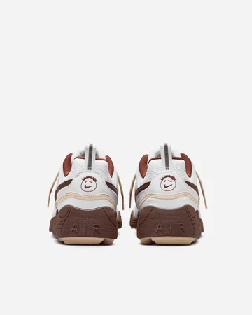 Travis Scott x Nike Zoom Field Jaxx Light Chocolate Paar von hinten