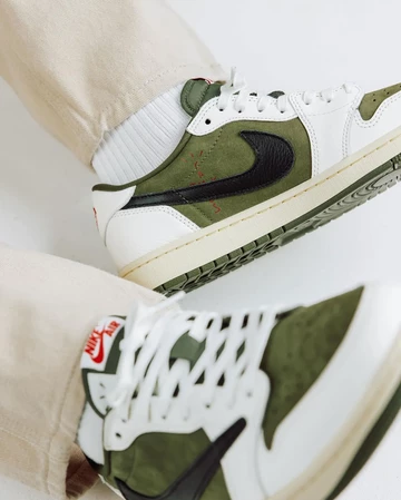 Travis Scott Jordan 1 Low Medium Olive am Fuß schräg