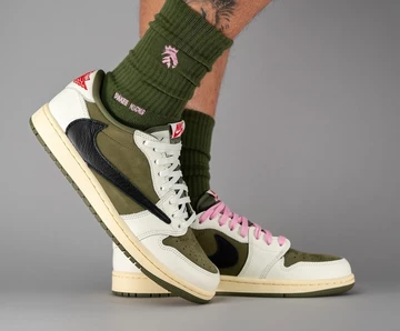 Travis Scott Jordan 1 Low Medium Olive am Fuß Außenseite