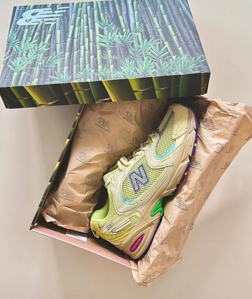 Salehe Bembury x New Balance 530 Prosperity Be The Prize von dei Seite in der Box