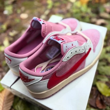 Travis Scott x Jordan 1 Low Muslin Shy Pink schräg