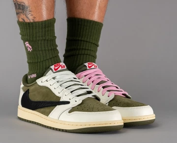 Travis Scott Jordan 1 Low Medium Olive am Fuß schräg