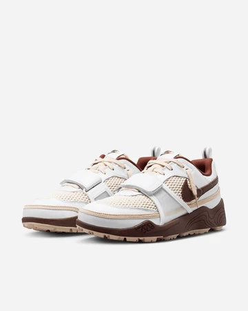 Travis Scott x Nike Zoom Field Jaxx Light Chocolate Paar schräg seitlich
