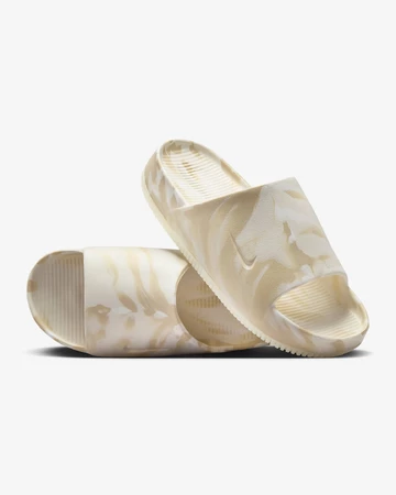 Die Nike Calm Slide Phantom stehen aufeinander