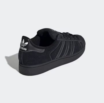 adidas Superstar Core Black schräg