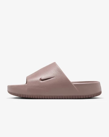 Die Außenseite der Nike Calm Slide Smokey Mauve