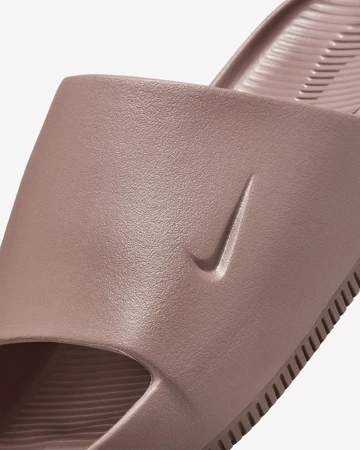 Details der Nike Calm Slide Smokey Mauve