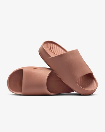 Die Nike Calm Slide Terra Blush aufeinandergestapelt