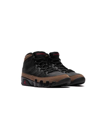 Jordan 9 Olive Varsity Red Paar schräg seitlich