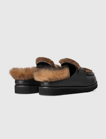 AMBUSH x UGG Penny Loafer Black Paar von hinten