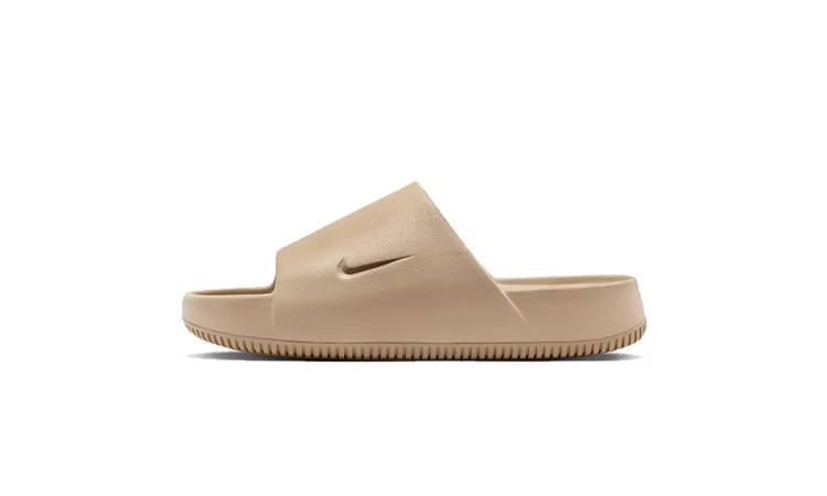 Die Nike Calm Slide Khaki von außen auf weißem Hintergrund