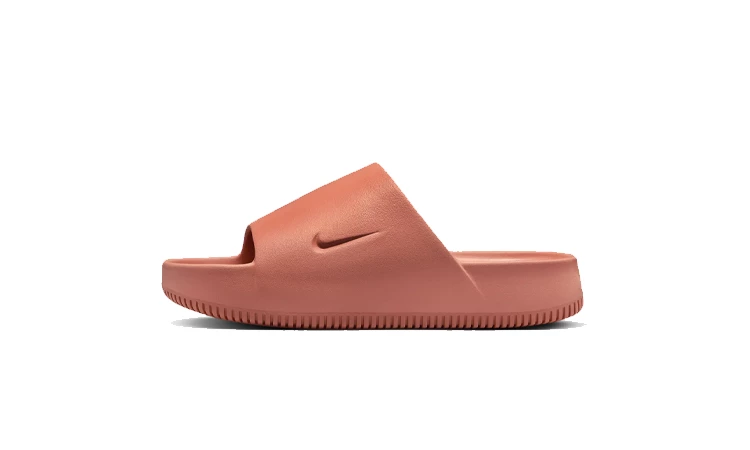 Der Nike Calm Slide Terra Blush von außen auf weißem Hintergrund