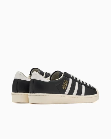 adidas Superstar Vintage Core Black Paar seitlich von Hinten