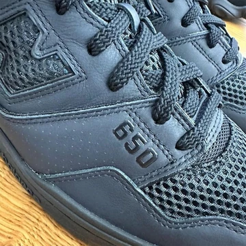 CDG x New Balance - neue Silhouetten auf der Fashion Week aufgetaucht