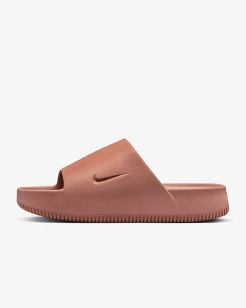 Der Nike Calm Slide Terra Blush von außen