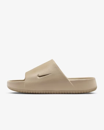 Die Nike Calm Slide Khaki von außen