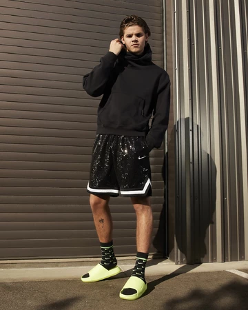 Ein Model trägt den Nike Calm Slide Volt