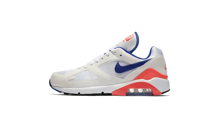 Der Air Max 180 Ultramarine auf weißem Hintergrund