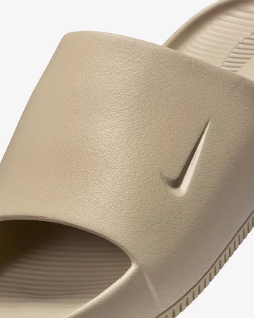 Details der Nike Calm Slide Khaki