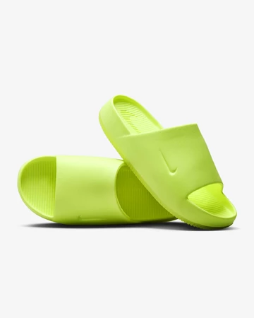 Zwei Nike Calm Slide Volt stehen aufeinander