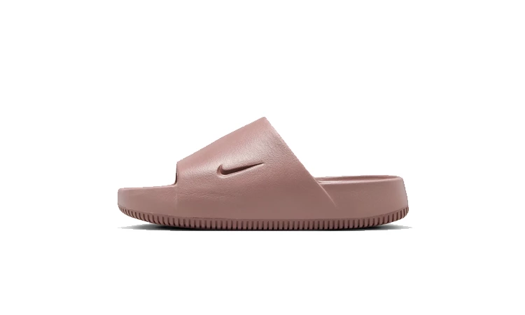 Die Nike Calm Slide Smokey Mauve von außen auf weißem Hintergrund