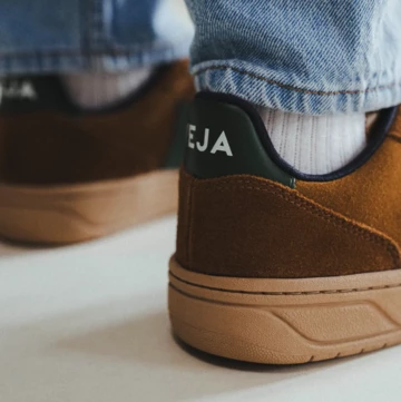 VEJA V-10 Suede Camel Cyprus Detail Tragebild