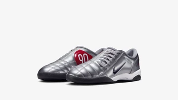 Nike T90 III Metallic Silver Paar schräg seitlich