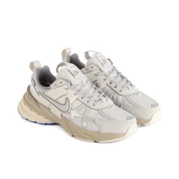 Nike V2K Run GRTX Light Iron Ore Paar schräg seitlich