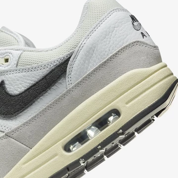 die Ferse des Air Max 1 Bone Iron Grey